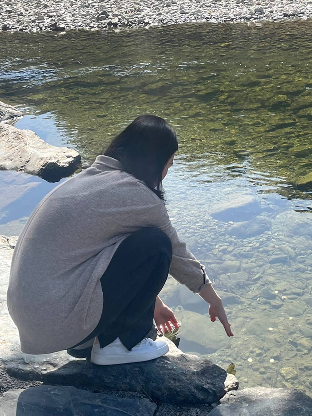 伊勢神宮の川を見る女性