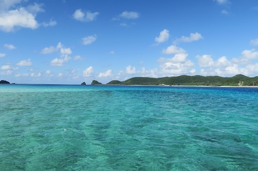 安慶名敷島（あげなしくじま） の青い海