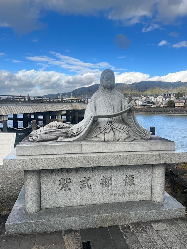 紫式部の銅像